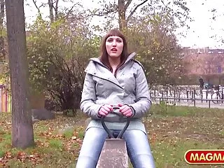 Ornայրացած երիտասարդ կատուն ծիծեռնված է