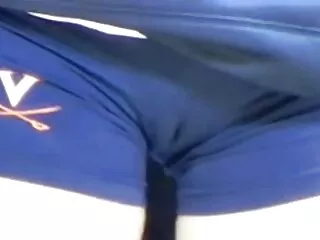 Մեգանը խաղում է տամպոններով և բարձիկներով